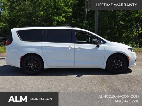 New 2026 Chrysler Pacifica Limited w/ S Appearance Package FWD image 15