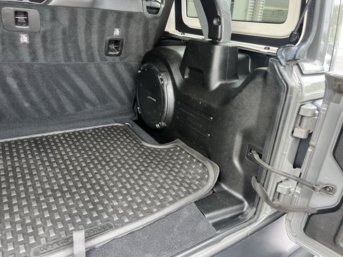 Used 2019 Jeep Wrangler Unlimited Sahara AWD/4WD image 38