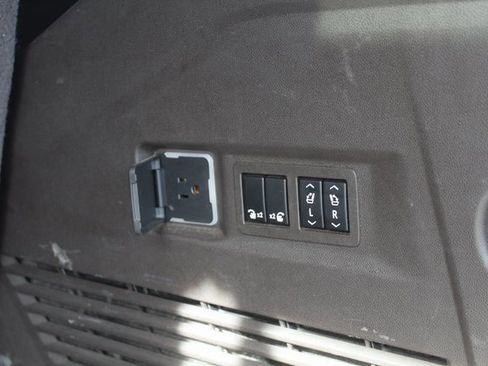 Used 2023 GMC Yukon SLT w/ SLT Luxury Package image 8