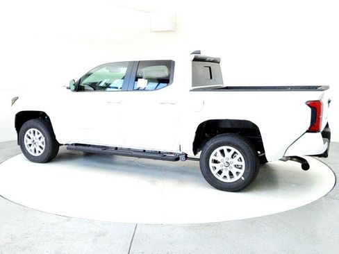 Used 2025 Toyota Tacoma SR5 AWD/4WD image 4