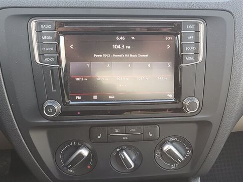 Used 2018 Volkswagen Jetta SE FWD image 13