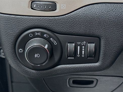 Used 2017 Jeep Cherokee Latitude w/ Comfort & Sound Group image 8