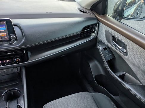 Used 2022 Nissan Rogue SV image 17