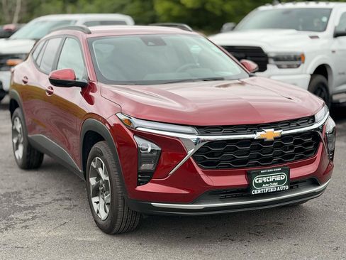 Used 2025 Chevrolet Trax LT FWD image 3