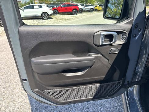 Used 2025 Jeep Wrangler Unlimited Rubicon 4xe w/ Safety Group AWD/4WD image 17