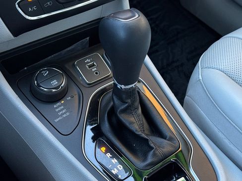 Used 2019 Jeep Cherokee Limited w/ Luxury Group AWD/4WD image 25