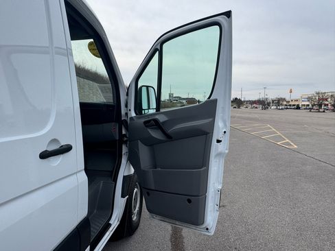 Used 2014 Mercedes-Benz Sprinter 2500 image 24