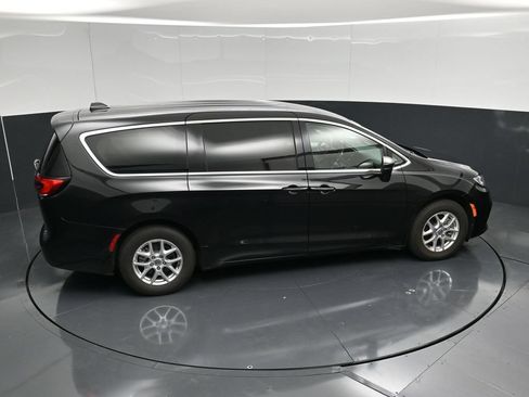 Used 2023 Chrysler Pacifica Touring-L FWD image 47