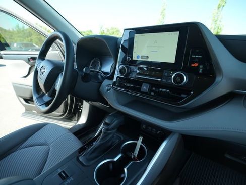 Used 2023 Toyota Highlander L FWD image 32