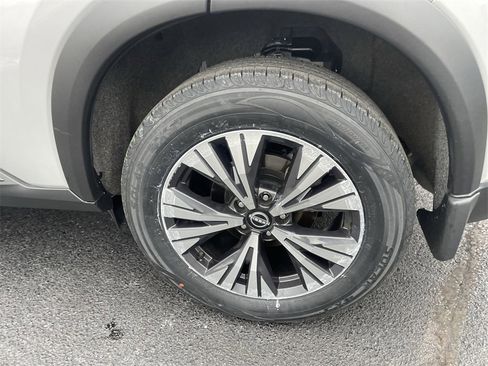 Used 2023 Nissan Rogue SV image 7