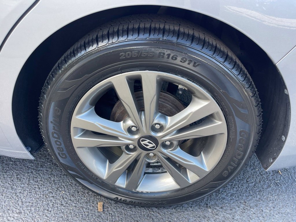 Used 2017 Hyundai Elantra SE FWD image 25