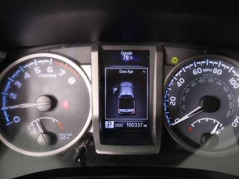 Used 2016 Toyota Tacoma Limited w/ Towing Package image 4