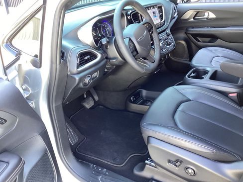 Used 2026 Chrysler Pacifica Select w/ S Appearance Package FWD image 11