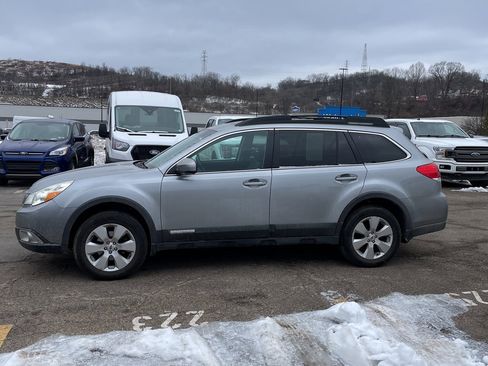 Used 2011 Subaru Outback 2.5i Limited image 2