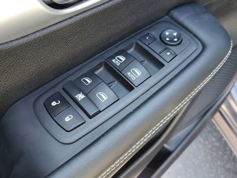 Used 2023 Chrysler Pacifica Touring-L w/ S Appearance Package image 7