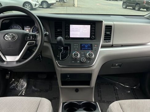 Used 2018 Toyota Sienna LE image 15