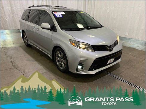 Certified 2019 Toyota Sienna SE Premium FWD image 1