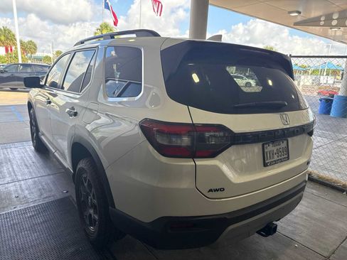 Used 2025 Honda Pilot TrailSport image 2
