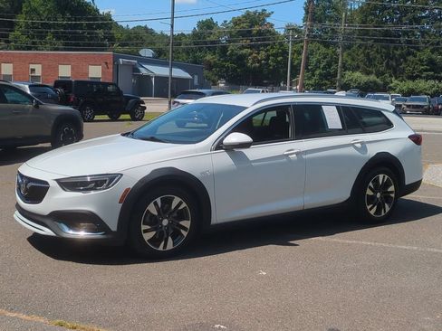Used 2018 Buick Regal Essence w/ Driver Confidence Package #1 AWD/4WD image 2
