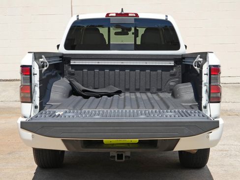 Used 2024 Nissan Frontier SV w/ Technology Package RWD image 9