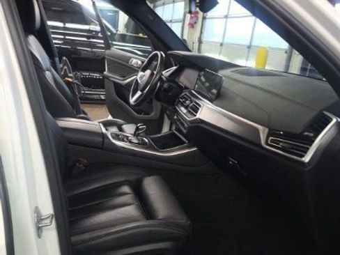 Used 2022 BMW X5 xDrive40i w/ M Sport Package image 3