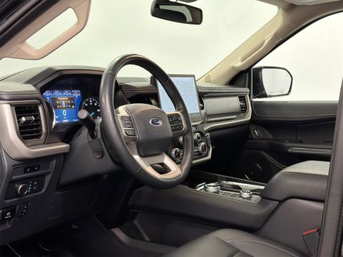 Used 2022 Ford Expedition XLT image 17