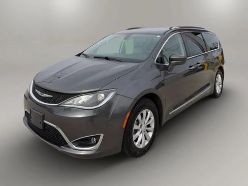 Used 2019 Chrysler Pacifica Touring-L FWD image 3