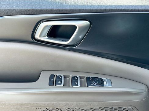 Used 2025 Kia Carnival FWD image 18