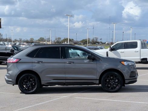Used 2022 Ford Edge SE w/ Black Appearance Package image 9