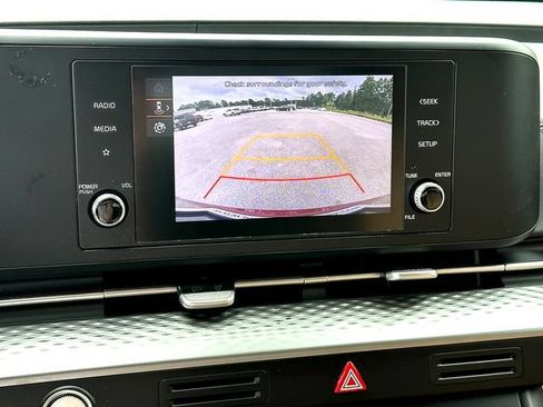 Used 2024 Kia Carnival LX FWD image 15