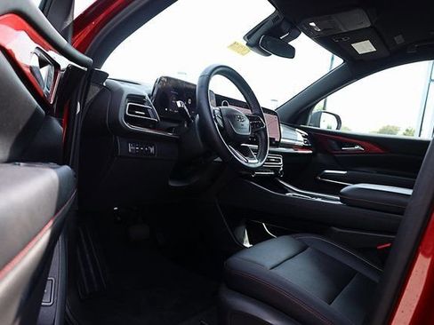 Used 2024 Chevrolet Traverse Z71 image 14