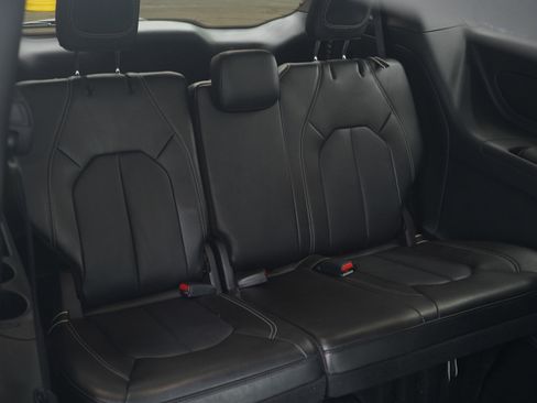 Used 2025 Chrysler Pacifica Select FWD image 17