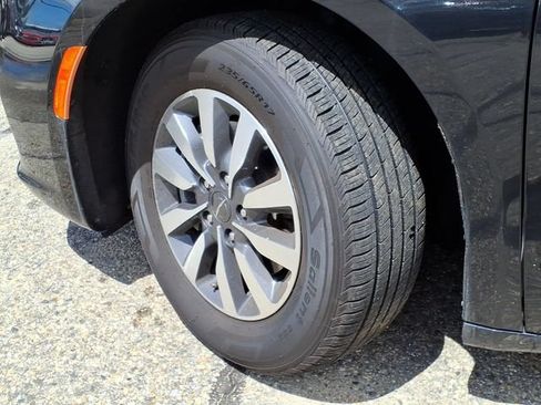 Used 2024 Chrysler Pacifica Limited FWD image 9