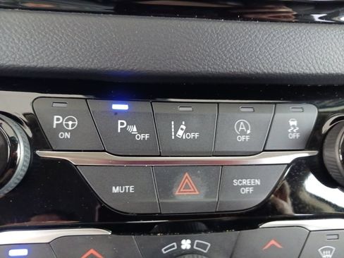 Used 2022 Chrysler Pacifica Touring-L w/ Uconnect Theater Family Group FWD image 25