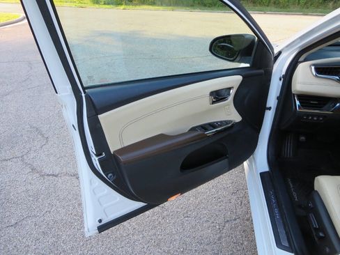 Used 2014 Toyota Avalon Limited image 9