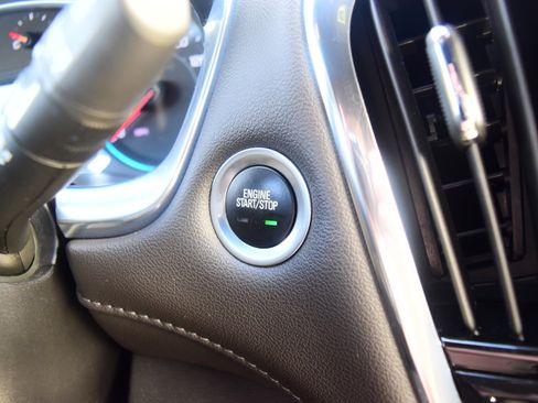 Used 2023 Chevrolet Traverse LT w/ Rear Camera Mirror Package image 17