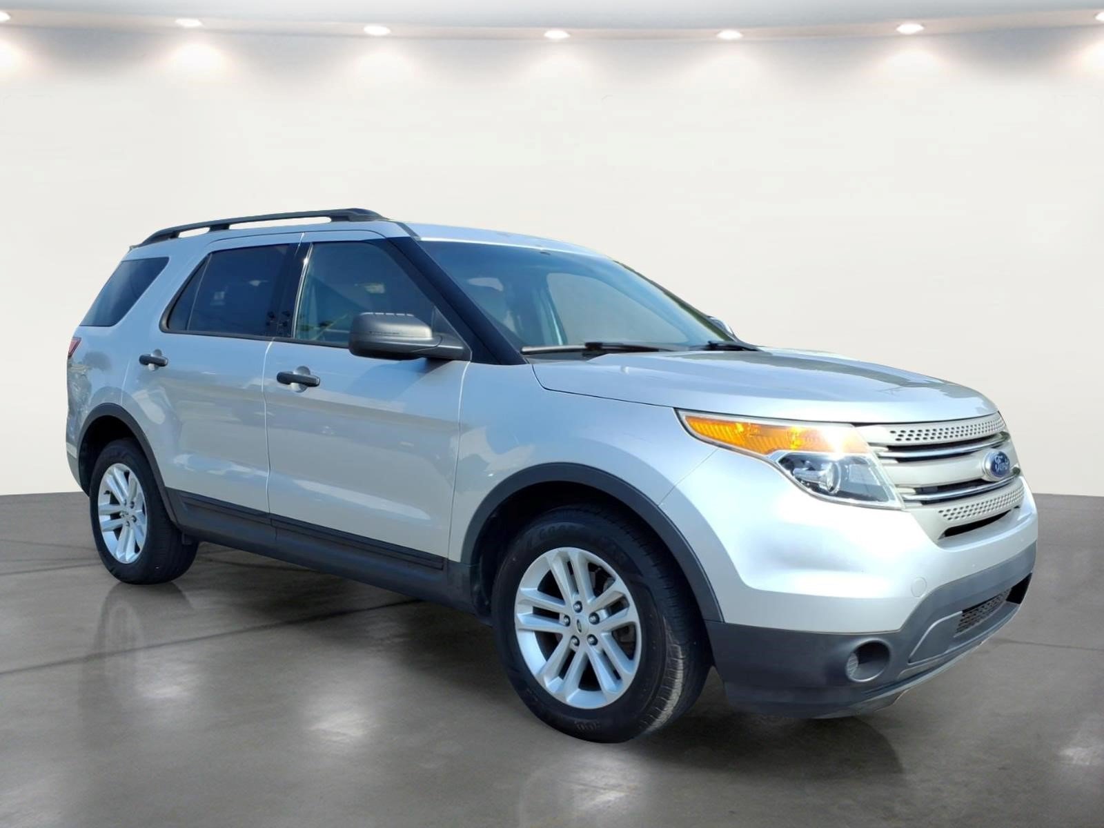 Used 2015 Ford Explorer FWD image 2