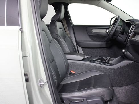 Certified 2025 Volvo XC40 B5 Core image 29