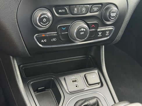 Used 2019 Jeep Cherokee Latitude w/ Popular Appearance Group FWD image 26