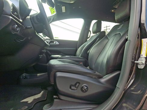 Used 2020 Chrysler Pacifica Touring-L w/ S Appearance Package FWD image 16