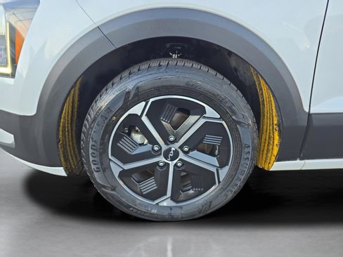 Used 2023 Kia Niro EX image 29