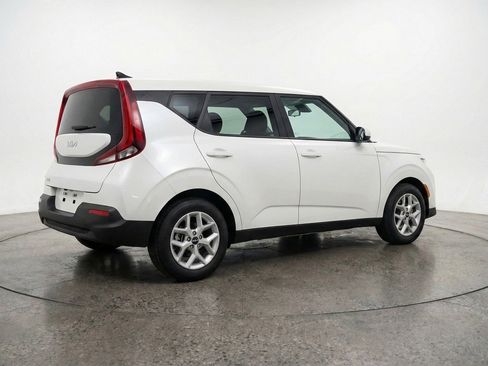 Used 2025 Kia Soul LX w/ LX Technology Package FWD image 9