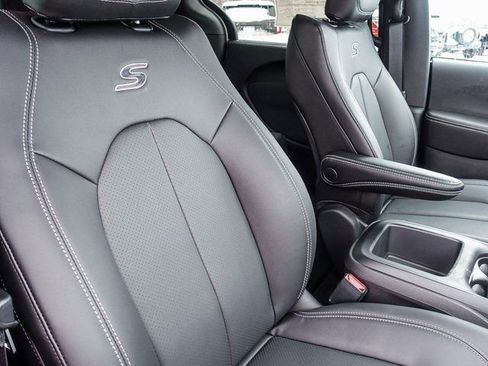 New 2026 Chrysler Pacifica Select w/ S Appearance Package image 26