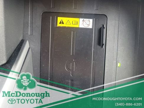 Used 2024 Toyota Sequoia Platinum AWD/4WD image 33
