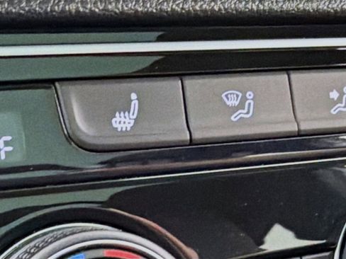 Used 2022 Volkswagen Atlas Cross Sport SE w/ Panoramic Sunroof Package image 19