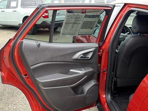 Used 2024 Chevrolet Trax RS w/ Sunroof Package FWD image 22