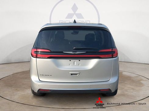Used 2024 Chrysler Pacifica Touring-L FWD image 4
