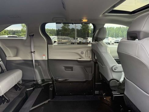 Used 2024 Toyota Sienna XLE FWD image 17