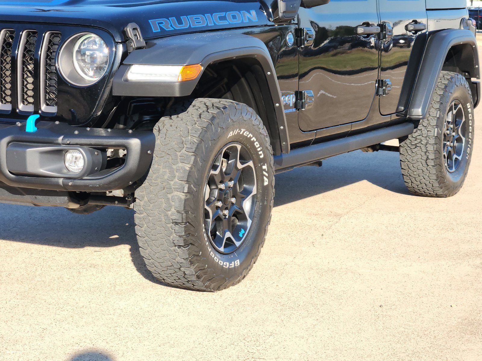 Used 2023 Jeep Wrangler Unlimited Rubicon 4xe w/ Steel Bumper Group AWD/4WD image 12