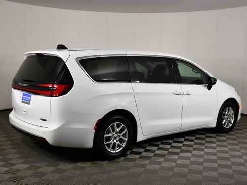 Used 2024 Chrysler Pacifica Touring-L FWD image 4